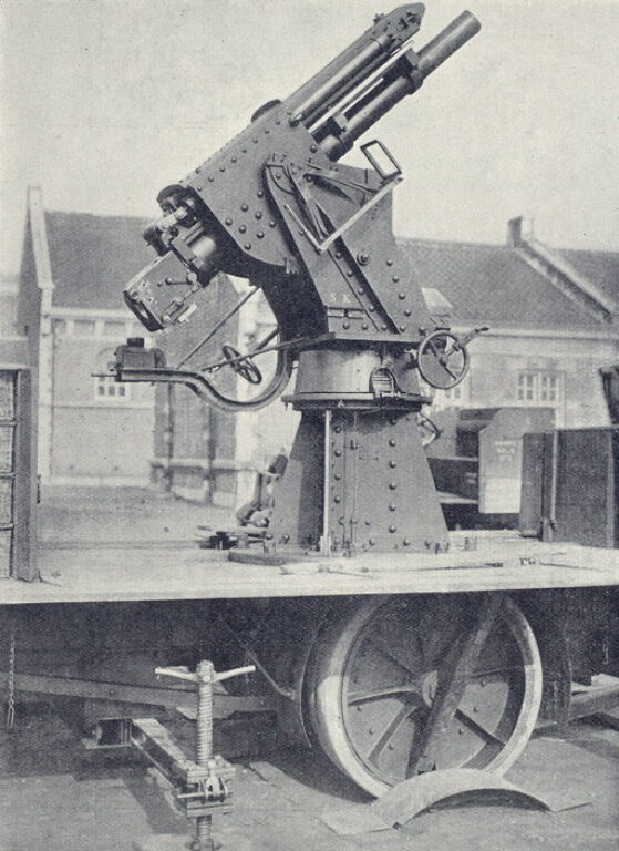 Зенитное орудие Stuk van 7 tl. Принято на вооружение в 1916 году. Калибр — 75 мм, масса снаряда — 6 кг, скорострельность — 5 выстр./мин, досягаемость по высоте — 4000 м.