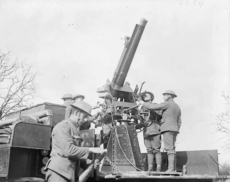 Зенитное орудие Stuk van 8 tl. Принято на вооружение в 1917 году. Калибр — 76,2 мм, масса снаряда — 5,7 кг, скорострельность — 10 выстр./мин, досягаемость по высоте — 4500 м.