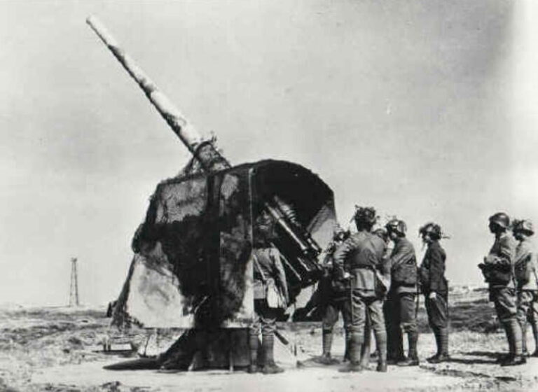 Зенитное орудие Stuk van 10 tl. Принято на вооружение в 1917 году. Калибр — 94 мм, масса снаряда — 5,7 кг, скорострельность — 15 выстрелов в 2 минуты, досягаемость по высоте — 18000 м, но эффективно огонь можно было вести лишь на 8000 м.