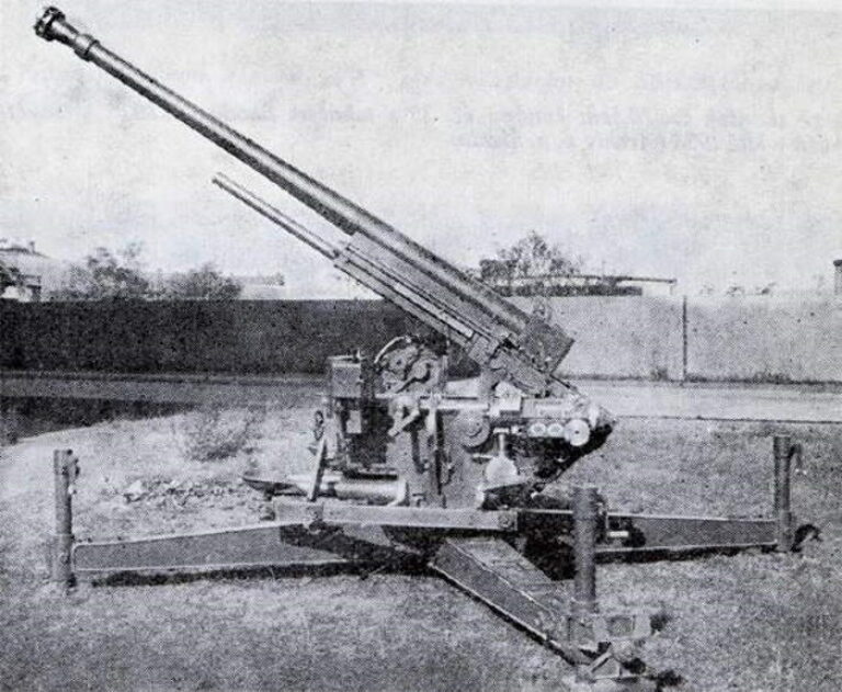 Зенитное орудие Stuk van 7.5 tl no.2. Калибр — 75 мм, масса снаряда — 6,5 кг, скорострельность — 25 выстр./мин, досягаемость по высоте — 9200 м, но эффективно огонь можно было вести лишь на 6000 м.