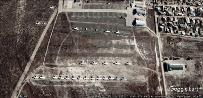 Спутниковый снимок Google Earth: самолеты Ан-2 на аэродроме Евлах, снимок сделан в октябре 2021 года