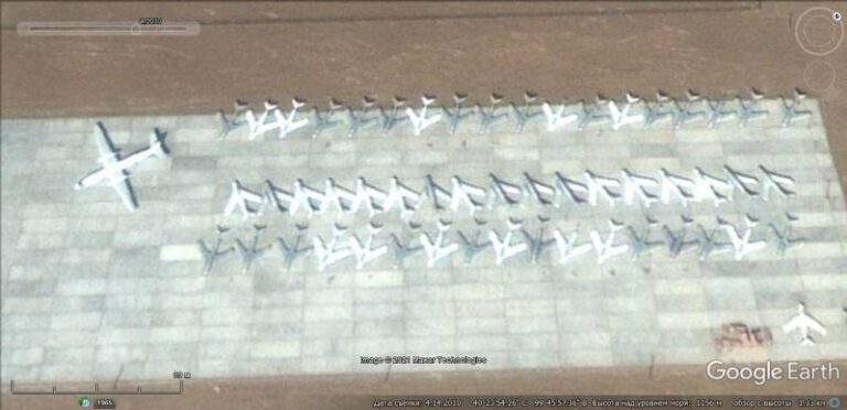 Спутниковый снимок Google Earth: самолеты J-5 и JJ-5 на стоянке в окрестностях авиабазы Хендогли