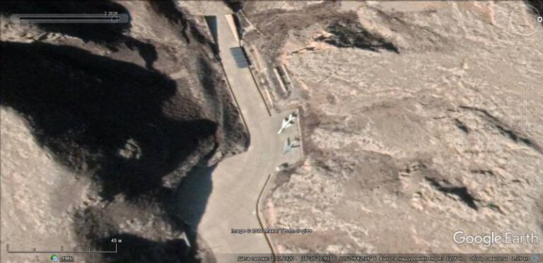 Спутниковый снимок Google Earth: самолеты J-6 и J-7 на площадке неподалёку от входа в подземное укрытие в окрестностях авиабазы Инчуань, в Нинся-Хуэйском автономном районе. Снимок сделан в октябре 2020 года