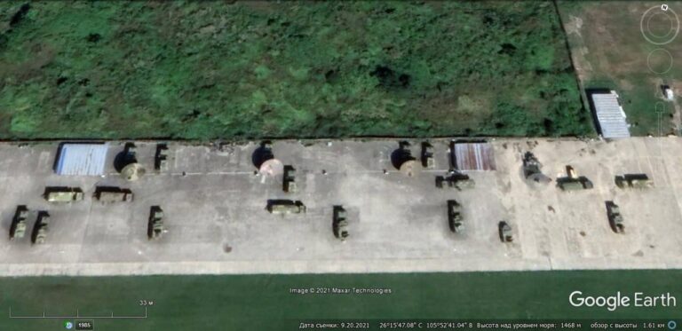 Спутниковый снимок Google Earth: мобильная аппаратура управления БПЛА по спутниковым каналам на авиабазе Аньшунь