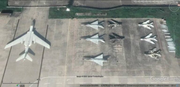 Спутниковый снимок Google Earth: бомбардировщик Н-6, истребители J-8II и J-6 на заводском аэродроме Сиань Яньлян