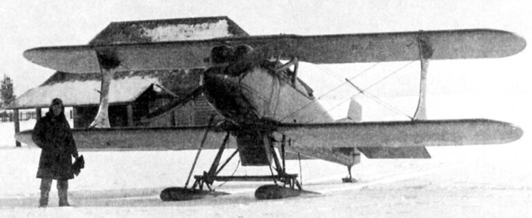Младший летчик Суханов у своего истребителя И-2 после вынужденной посадки у деревни Загвоздка в феврале 1930 г. – самолет не получил никаких повреждений и был возвращен в строй