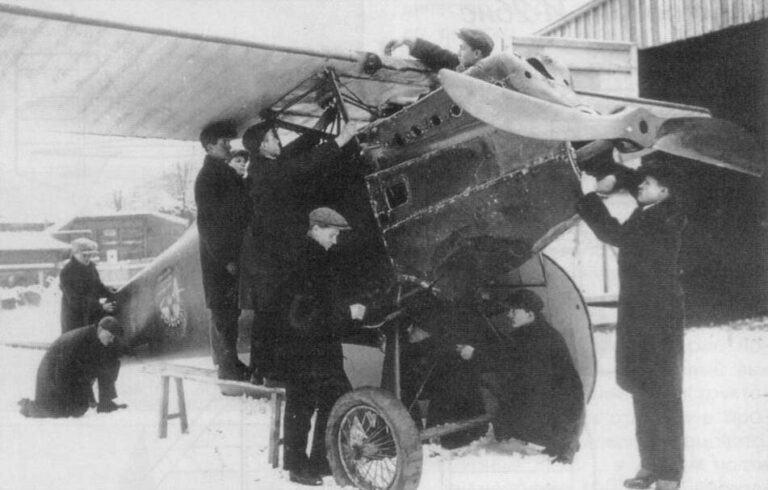 «Фабзайцы» – ученики ФЗУ при заводе №23 знакомятся с конструкцией самолета – И-2бис «краснознаменная пятерка» был передан Школе фабрично-заводского ученичества после поломки в 1929 г.