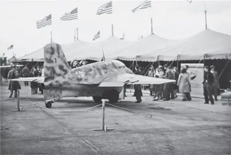 Перехватчик Me 163В-1 на американской выставке Райт Филд в октябре 1945 года