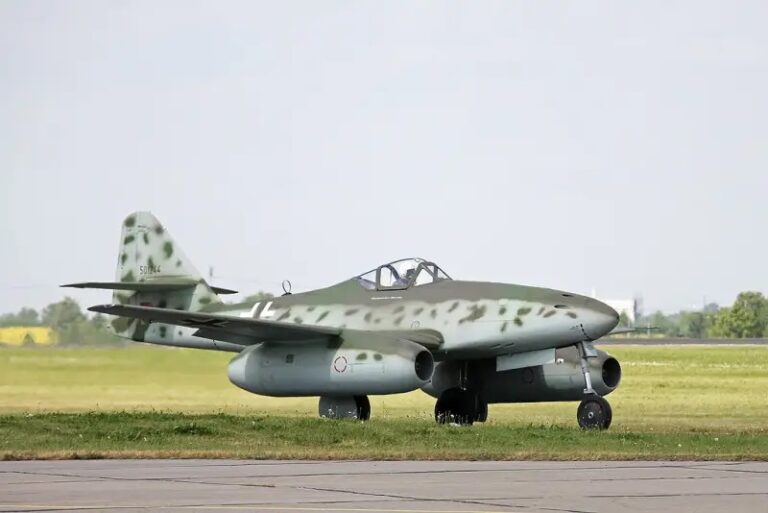 Летающая реплика реактивного истребителя Me 262 на Берлинском авиашоу ILA 2006
