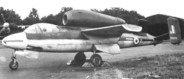 Перехватчик He 162A-2 в испытательном центре RAF в Фарнборо