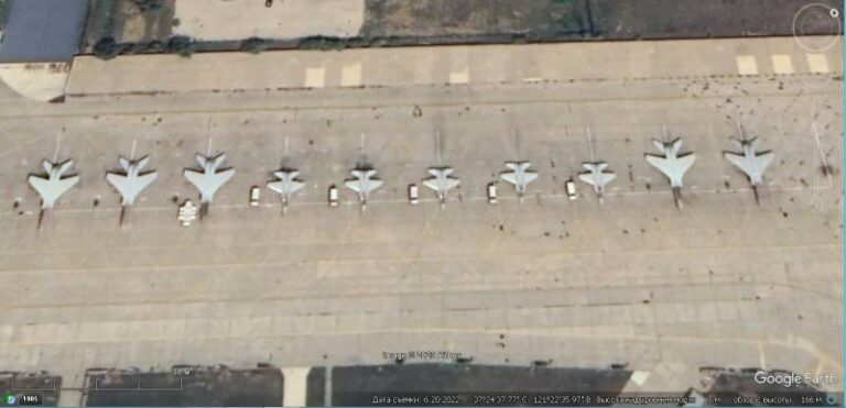 Спутниковый снимок Gооglе Еаrth: ударные самолёты JH-7A в одном строю с учебно-боевыми самолётами L-15 на авиабазе Яньтай Лайшань