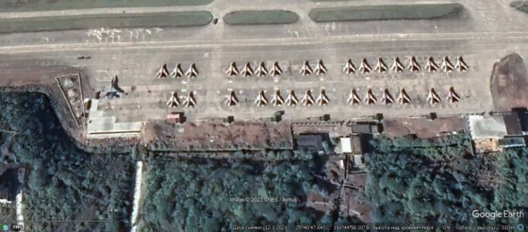 Спутниковый снимок Google Earth: БПЛА J-6 и истребитель J-11 на авиабазе Ляньчен, снимок сделан в декабре 2021 года
