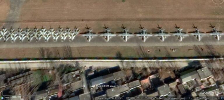Спутниковый снимок Google Earth: истребители J-6 и бомбардировщики Н-5, хранящиеся на авиабазе Лушань, снимок сделан в декабре 2021 года