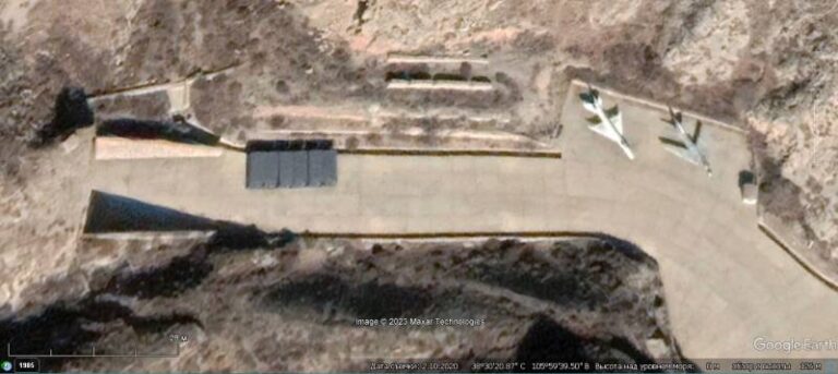 Спутниковый снимок Google Earth: самолёты J-6 и J-7 на площадке неподалёку от входа в подземное укрытие в окрестностях авиабазы Инчуaнь. Снимок сделан в октябре 2020 года