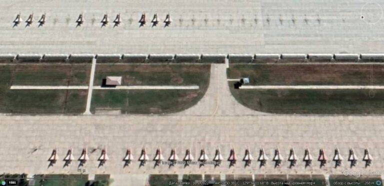 Спутниковый снимок Google Earth: истребители J-7 на авиабазе Муданьцзян, снимок сделан в 2022 году