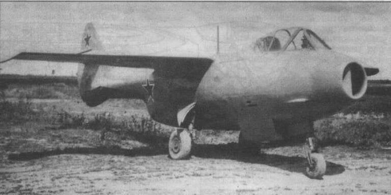 Первый летный экземпляр самолета "150" постройки завода № 381, апрель-май 1946 г. (в таком виде не летал)