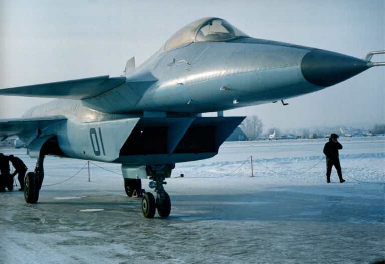Первый опытный образец – аэродинамический демонстратор истребителя V поколения Микоян 1-44 (МФИ). Фото: архив С.Г. Мороза