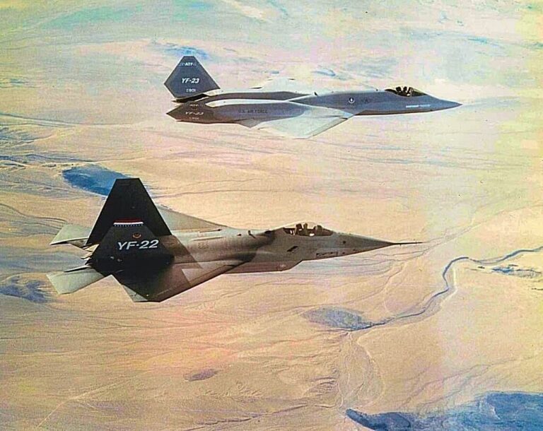 Опытные истребители V поколения Локхид-Мартин YF-22A и Нортроп YF-23. Об их разработке в СССР стало известно в 1980 г., буквально сразу с началом разработки, но не было ни подробностей, ни даже уверенности в достоверности информации