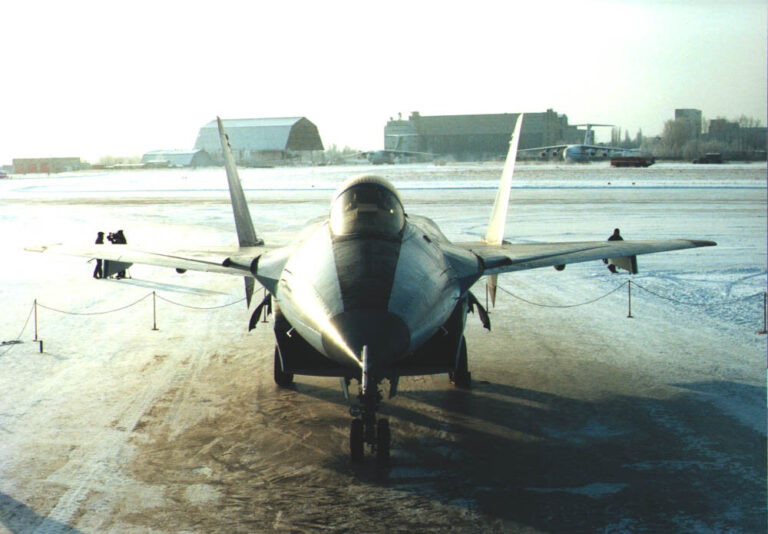 Самолет Микоян 1-44 (МФИ) представлял собой лишь аэродинамический аналог будущего истребителя V поколения – без вооружения но со штатными двигателями