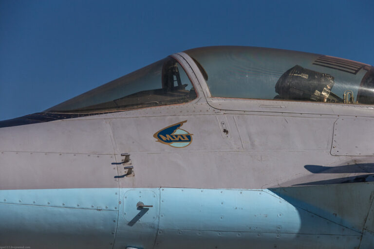 Нештатные датчики воздушного давления и угла атаки на носовой части опытного самолета 1-44, на боевом 1-42 они не должны были выступать за теоретический контур планера