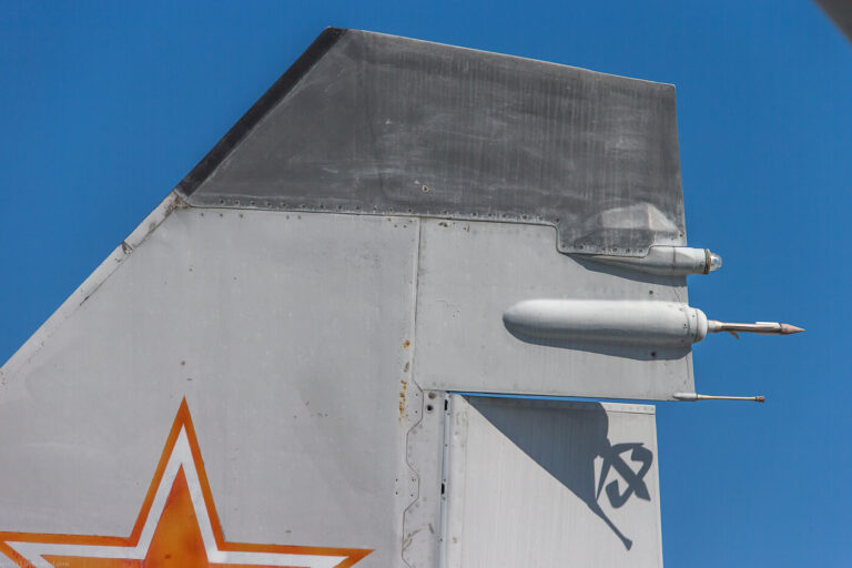 Установка антенн навигационного оборудования на верхней части вертикального оперения истребителя 5-го поколения Микоян 1-42 – на снимке первый опытный образец 1-44