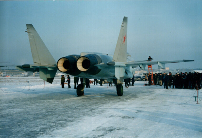 Первый опытный образец – технологический демонстратор истребителя V поколения Микоян 1-44 (МФИ) на первом открытом показе 12 января 1999 г. Фото: архив С.Г. Мороза