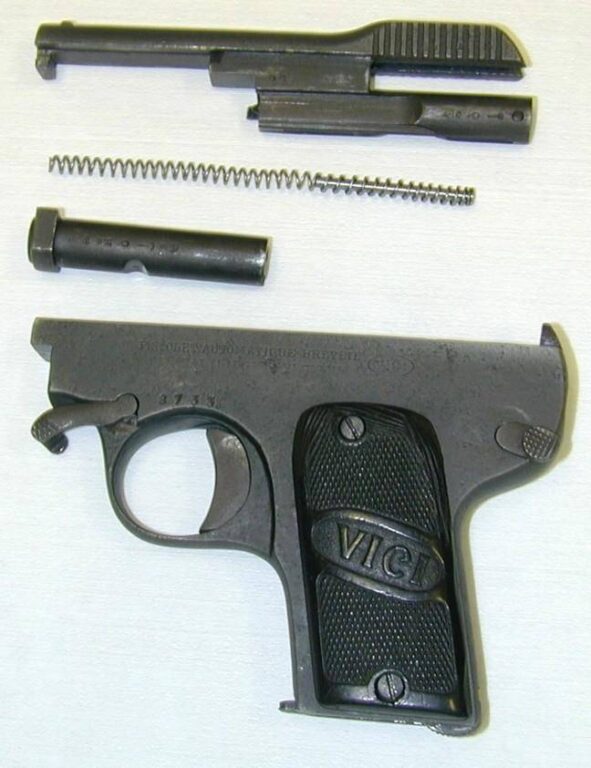 Пистолет, который они выпускали, был исключительно прост по устройству и легко разбирался на части
