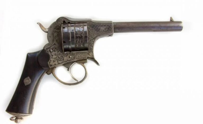 Револьвер компании братьев Йонген. Весь покрыт гравировкой