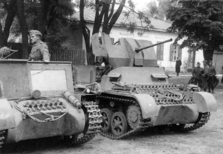 "Лаубе" (слева) и Flakpanzer I
