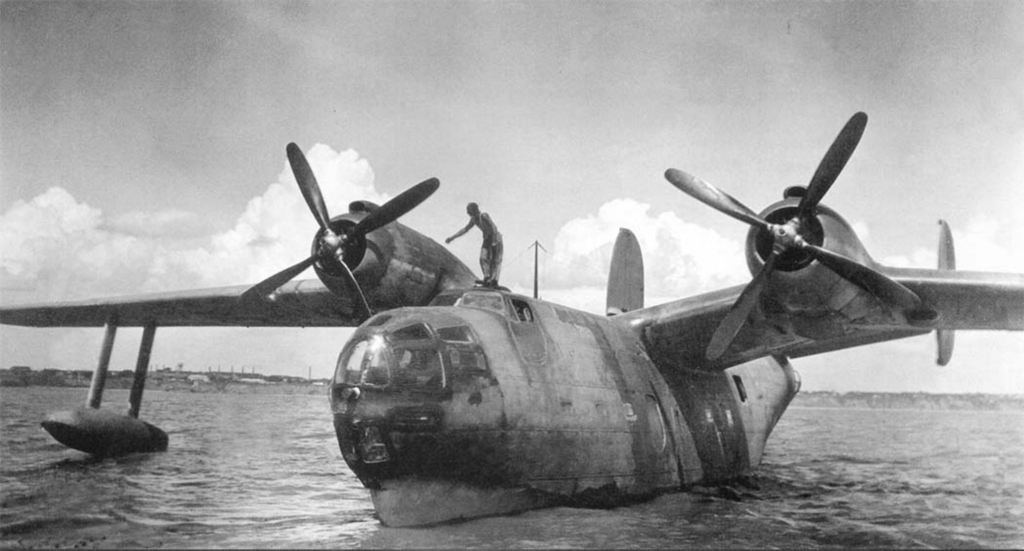 Летающая лодка бе. Самолет Бериев бе-6. Летающая лодка бе-6. ЛЛ-143 многоцелевая летающая лодка. Бериев 2.