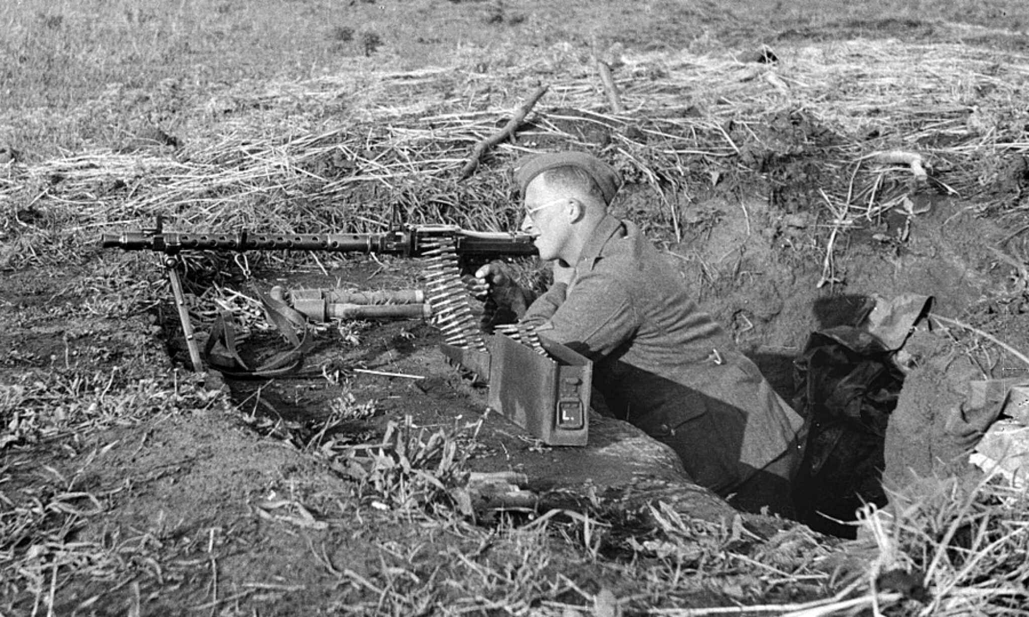 Место в окопе. Окоп второй мировой войны 1941-1945. Окопы второй мировой войны советских солдат. Немецкие окопы второй мировой. Немецкие солдаты в окопах 1945.