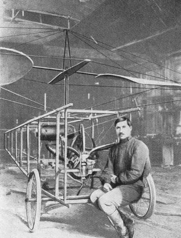 Борис Юрьев возле одного из первых вертолётов