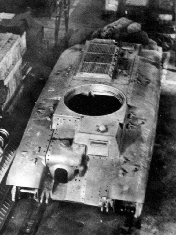 Изготовление улучшенного образца Char B1 ter на ARL, начало 1940 года. Хорошо видно, что установка орудия переделана, а диаметр подбашенного погона увеличен