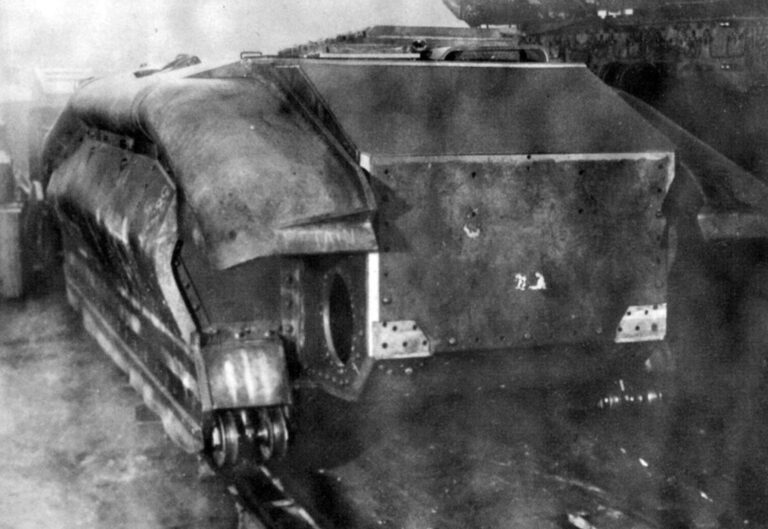 Этот же танк сзади. На улучшенном Char B1 ter воздухозаборники с кормового листа убрали на крышу корпуса