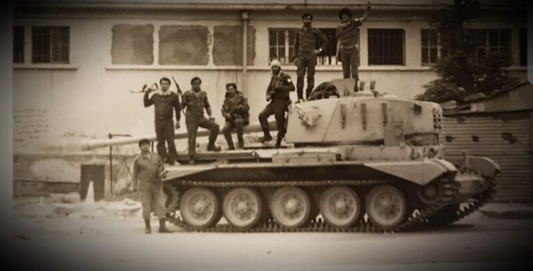 Солдаты Ливанской арабской армии (ЛАА) на крыше захваченного танка Charioteer, Ливан , 1 января 1978 года.