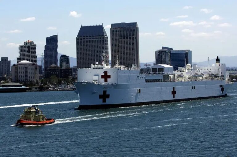 Госпитальное судно USNS Mercy (T-AH-19). Фото Минобороны США