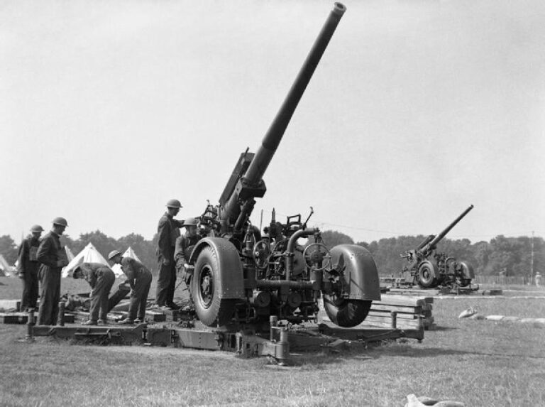 Зенитная 94 мм пушка на позиции в годы войны