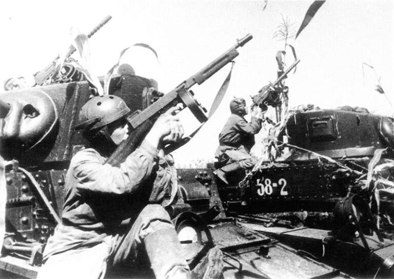 Солдаты наши. Экипировка американская, шла вместе с танками. Снимок сделан предположительно на Кубани в 1943 году.
