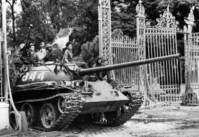 Северовьетнамский танк въезжает в ворота президентского дворца в Сайгоне