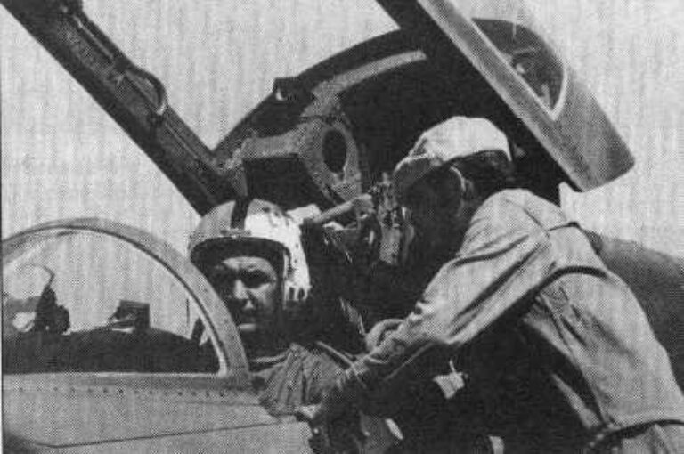 Герой Советского Союза Н. И. Стогов перед вылетом на F-5E «Тайгер II»