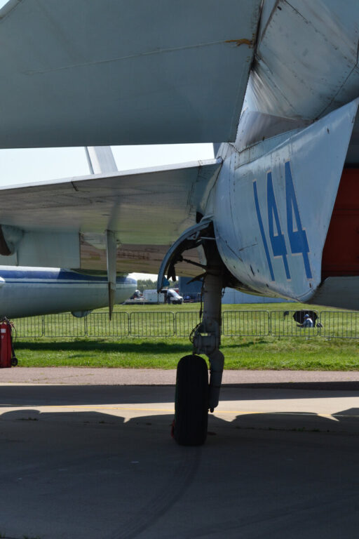 Вид спереди на переднюю опору шасси самолета Микоян 1-44 и на створки ее ниши с механизмами закрытия и открытия. Фото: С.Г. Мороз