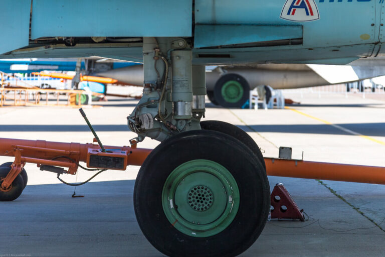 Стойка и выносной амортизатор ООШ самолетов 1-42 и 1-44 при выпуске занимают положение, близкое к вертикальному, которое при обжатии амортизатора изменяется незначительно