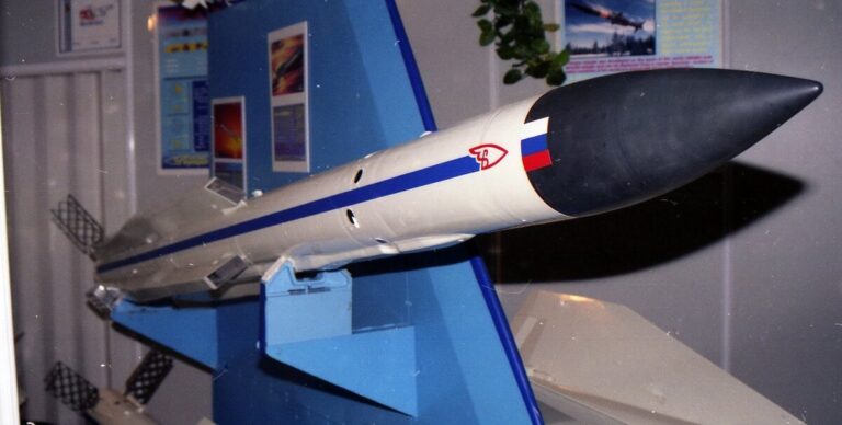 Ракета воздух-воздух повышенной дальности Р-77ПД с прямоточным воздушно-реактивным двигателем со встроенным разгонным блоком