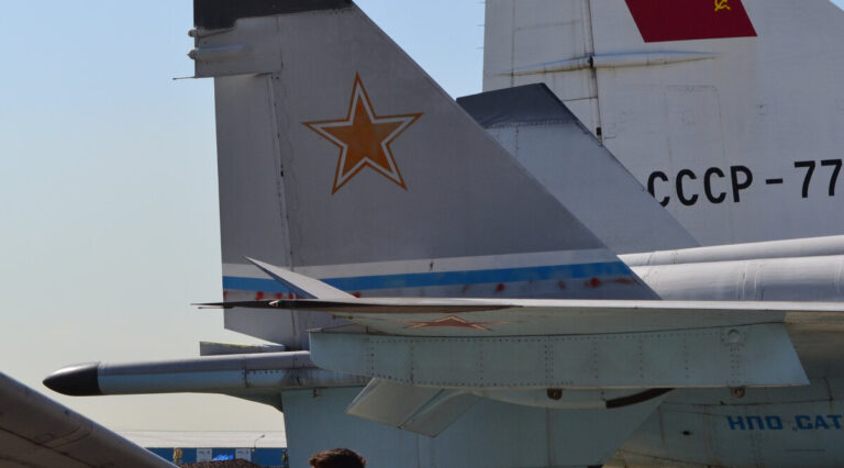 Подкрыльевой пилон для подвески тяжелого вооружения на самолете Микоян 1-44. Фото: С.Г. Мороз