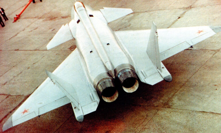 Компоновка треугольного крыла с «ластами» и вертикального оперения на крепящихся к нему балках самолета Микоян 1-42 (МФИ) на его первом опытном образце-демонстраторе 1-44