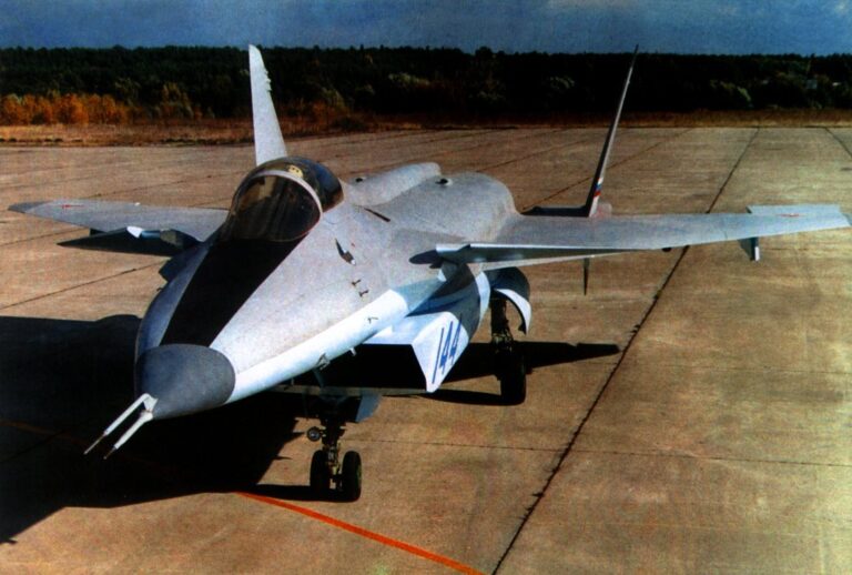Самолет МФИ разработки ОКБ имени Микояна – этот снимок первого опытного образца 1-44 дает представление о форме фюзеляжа