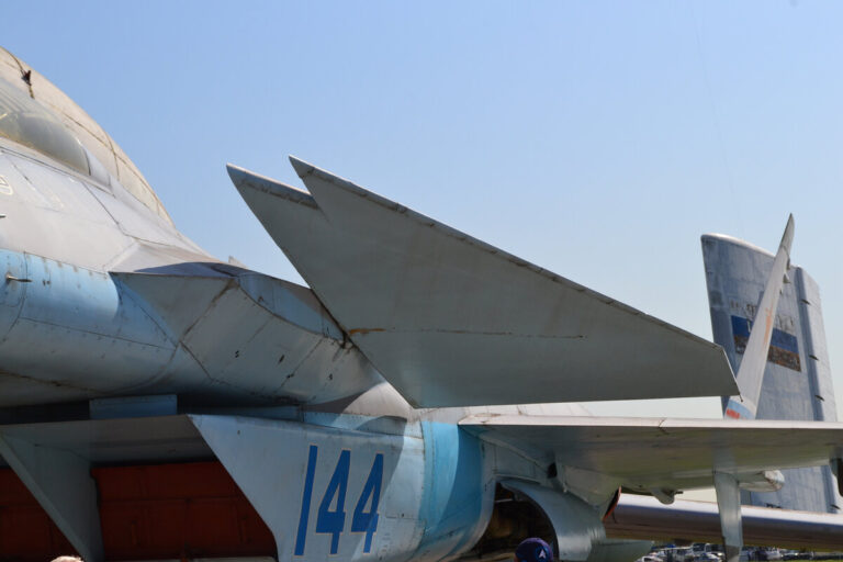 Левая бортовая надстройка самолетов 1-42 и 1-44 с установленной на ней консолью цельноповоротного переднего горизонтального оперения. Фото: С.Г. Мороз