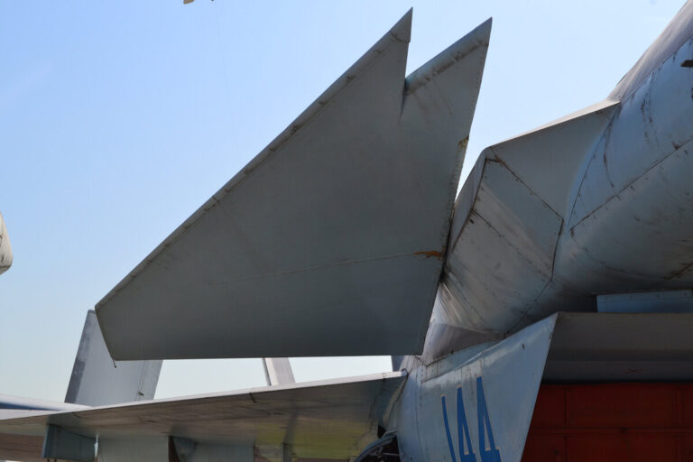Консоль переднего горизонтального оперения самолетов 1-42 и его первого опытного образца – демонстратора 1-44 состоит из металлических и композитных силовых узлов и деталей. Фото: С.Г. Мороз