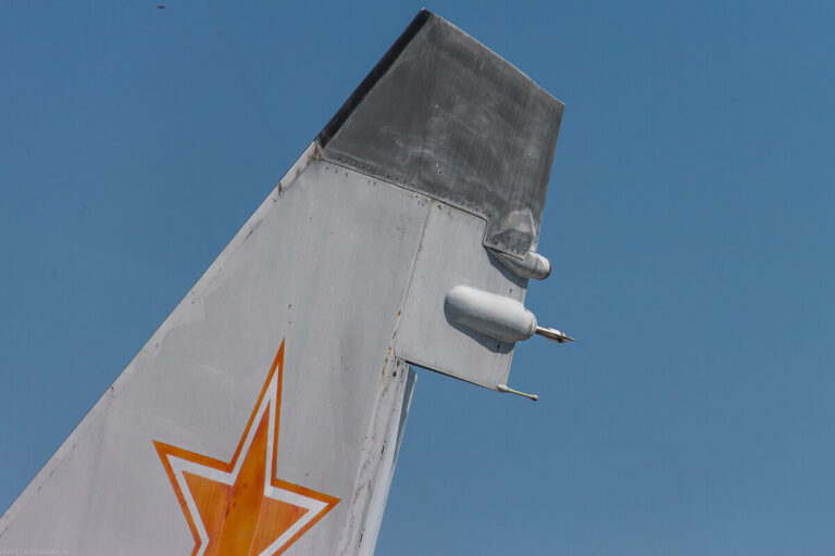 Законцовка и верхняя часть вертикального оперения истребителя 5-го поколения Микоян 1-42