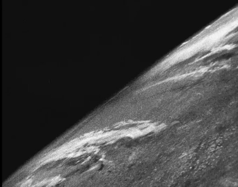 Первая фотография Земли из космоса, сделанная 24 октября 1946 года